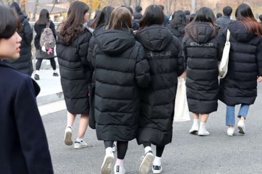 길거리의 롱패딩