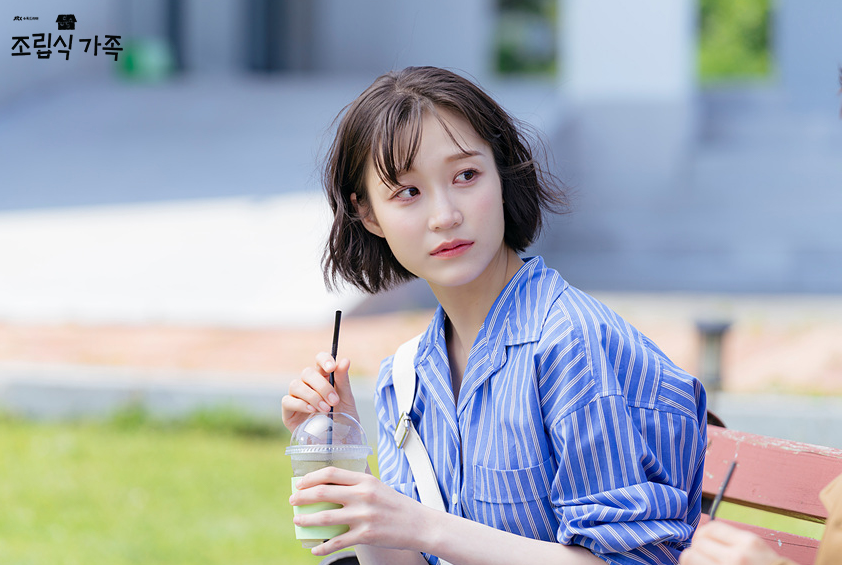조립식가족 : 벤치에 앉아있는 여자 