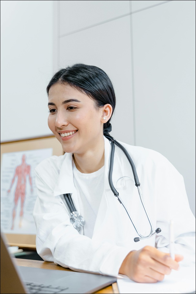 오른쪽 가슴 아래 통증 원인 및 대처법