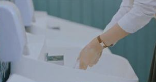손을-씻는-장면