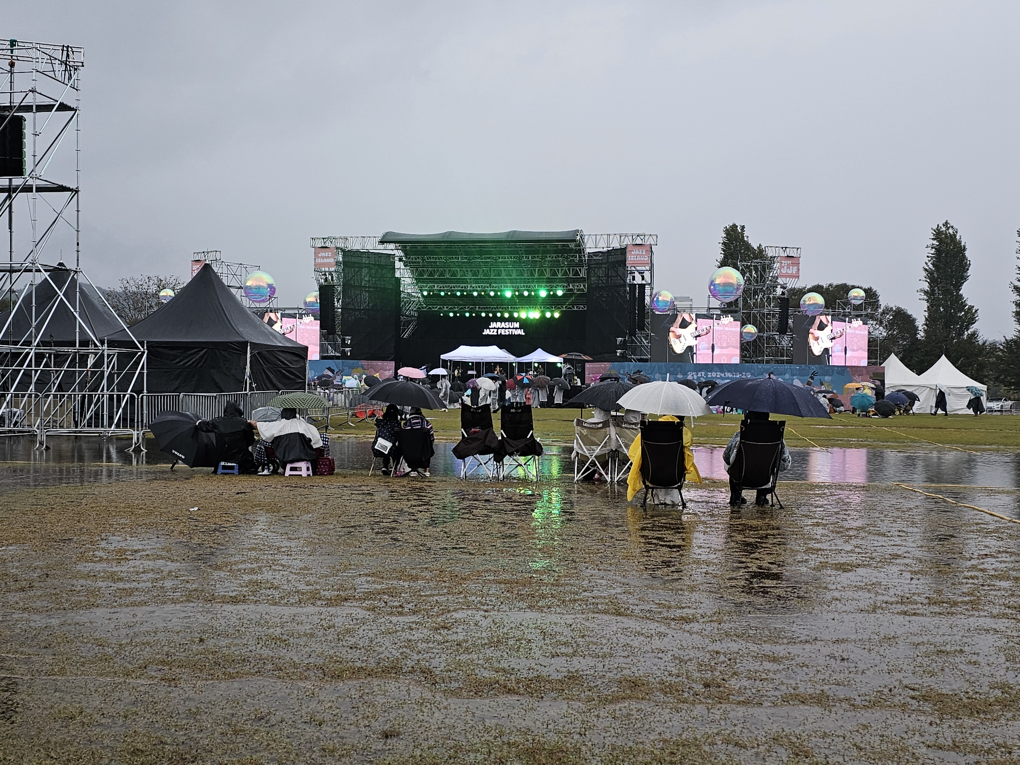 자라섬 페스티벌 2025 준비물 우천 시 실제 경험