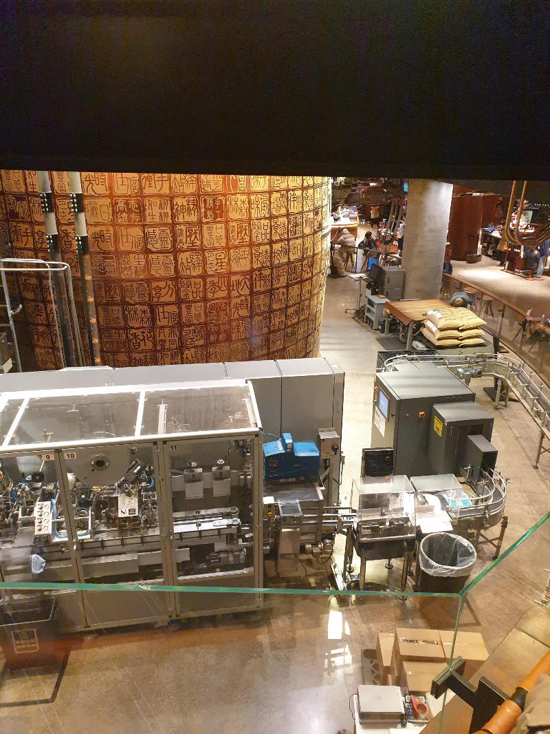 2층에서 내려다본 로스터리 다양한 기계들이 보인다.