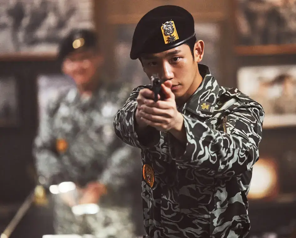 총울 겨누고 있는 군인