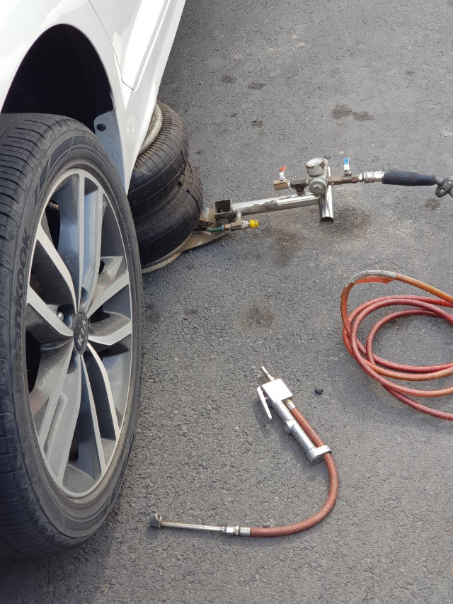 자동차 타이어 펑크 수리