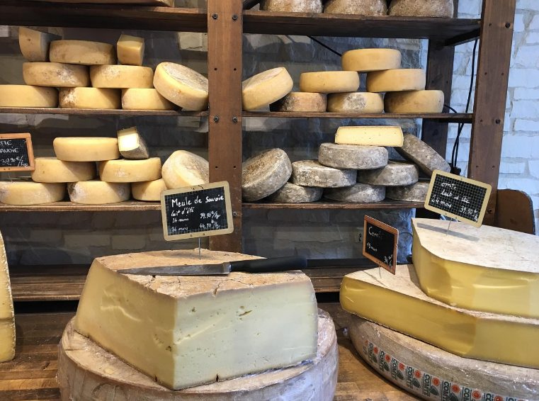 영국 치즈 굴리기 축제: 왜 사람들은 목숨 걸고 치즈를 쫓을까