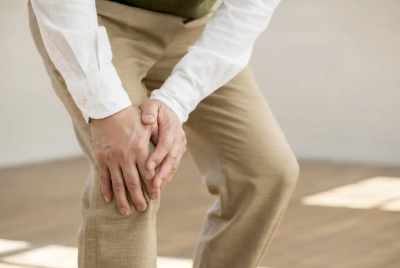 무릎이 아픈 노인