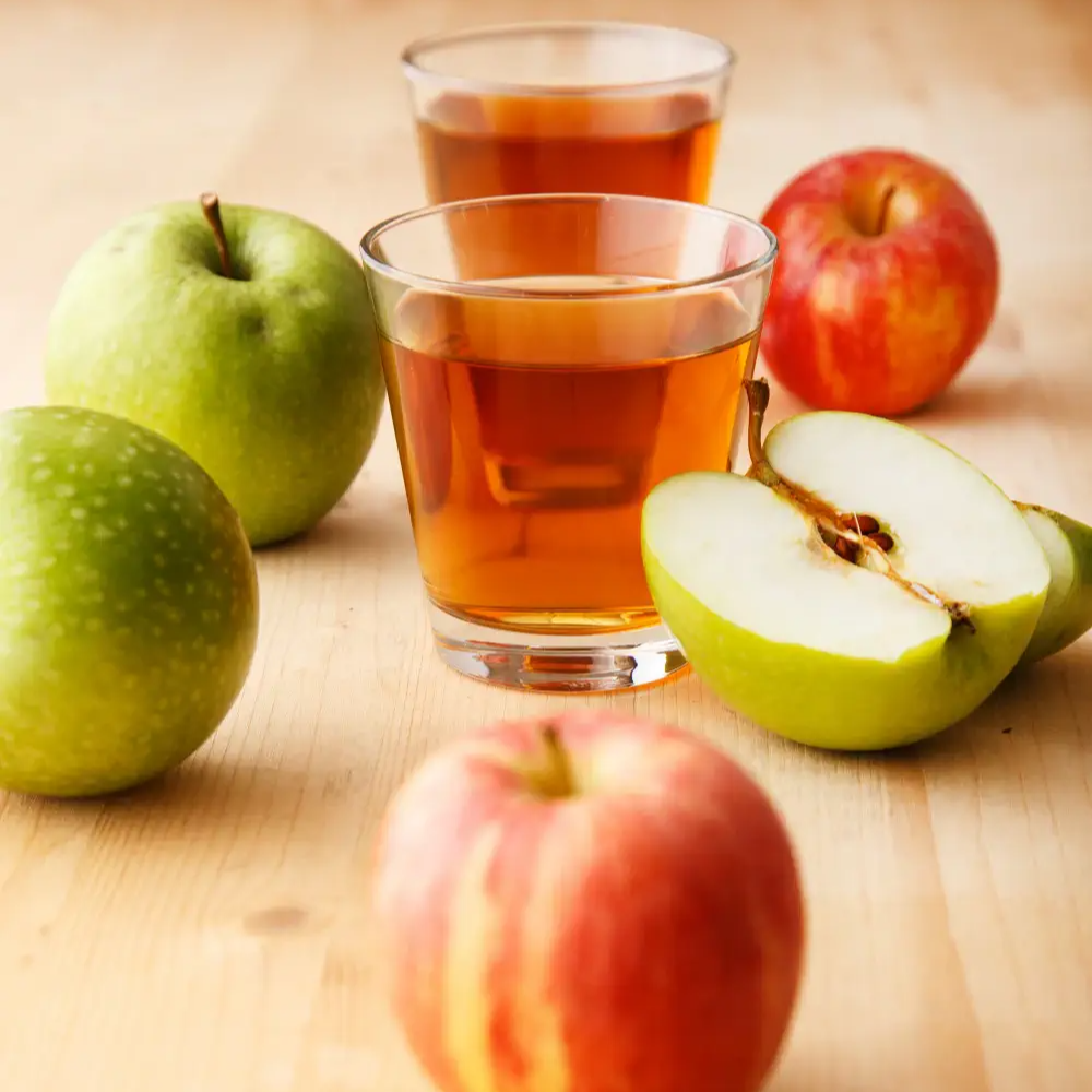 애플 사이다 비니거와 신선한 사과