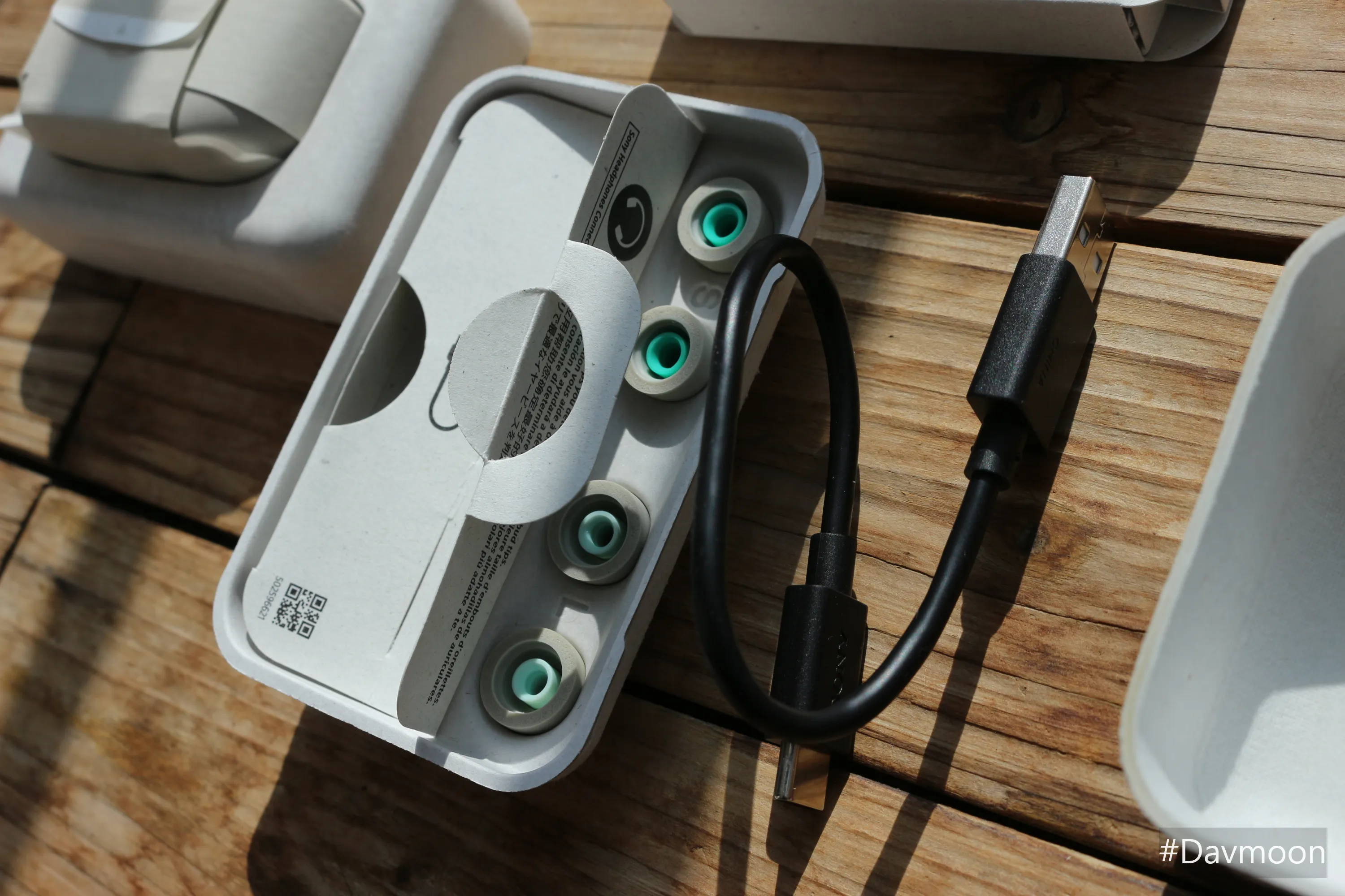 WF-1000XM4 3단 구성품 (폼팁, 충전선)