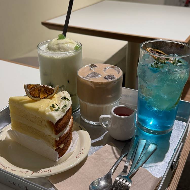 음료 3개 및 케이크