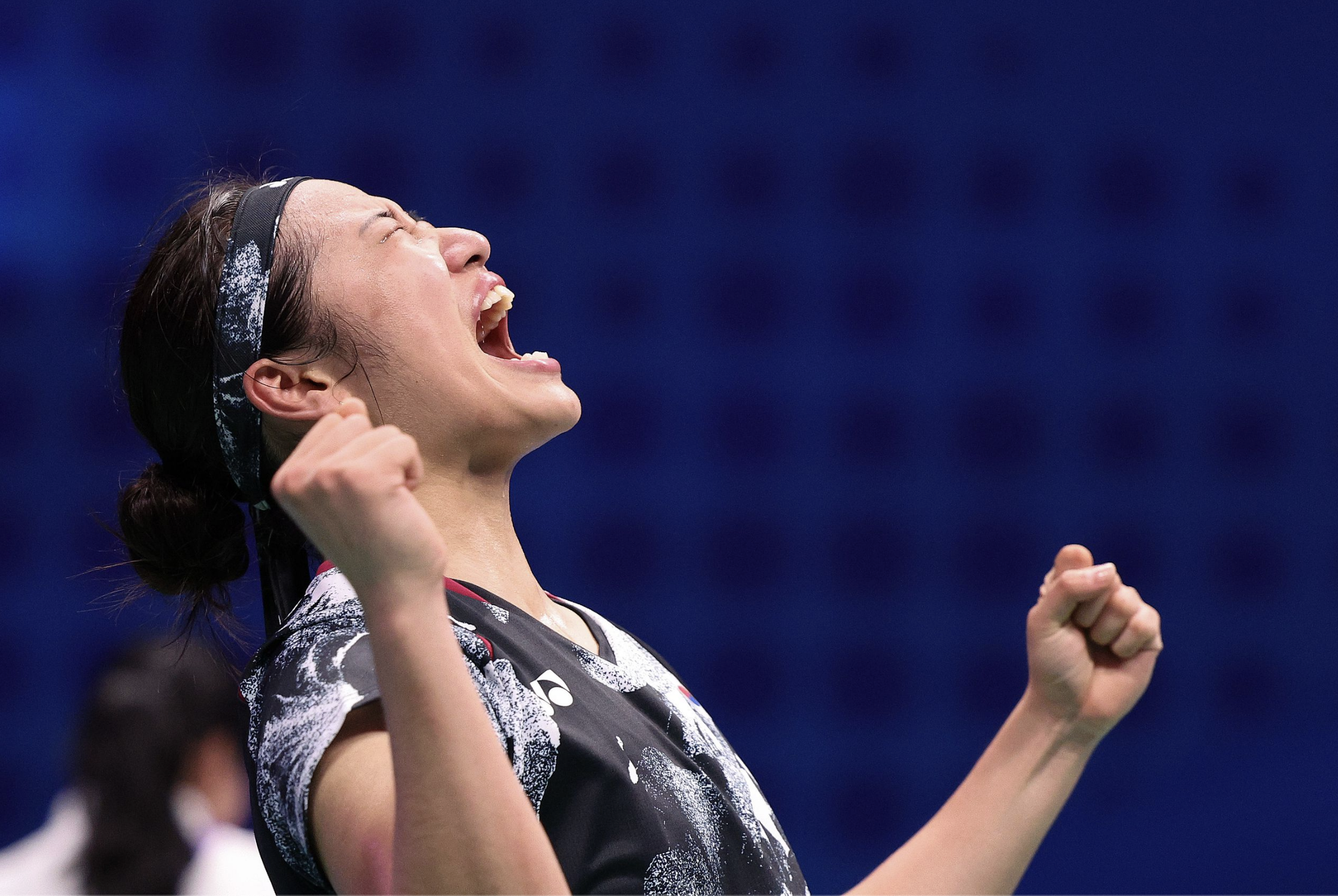 안세영선수가 눈물을 흘리며 포효하고 있다.