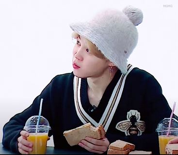샌드위치 먹는 지민
