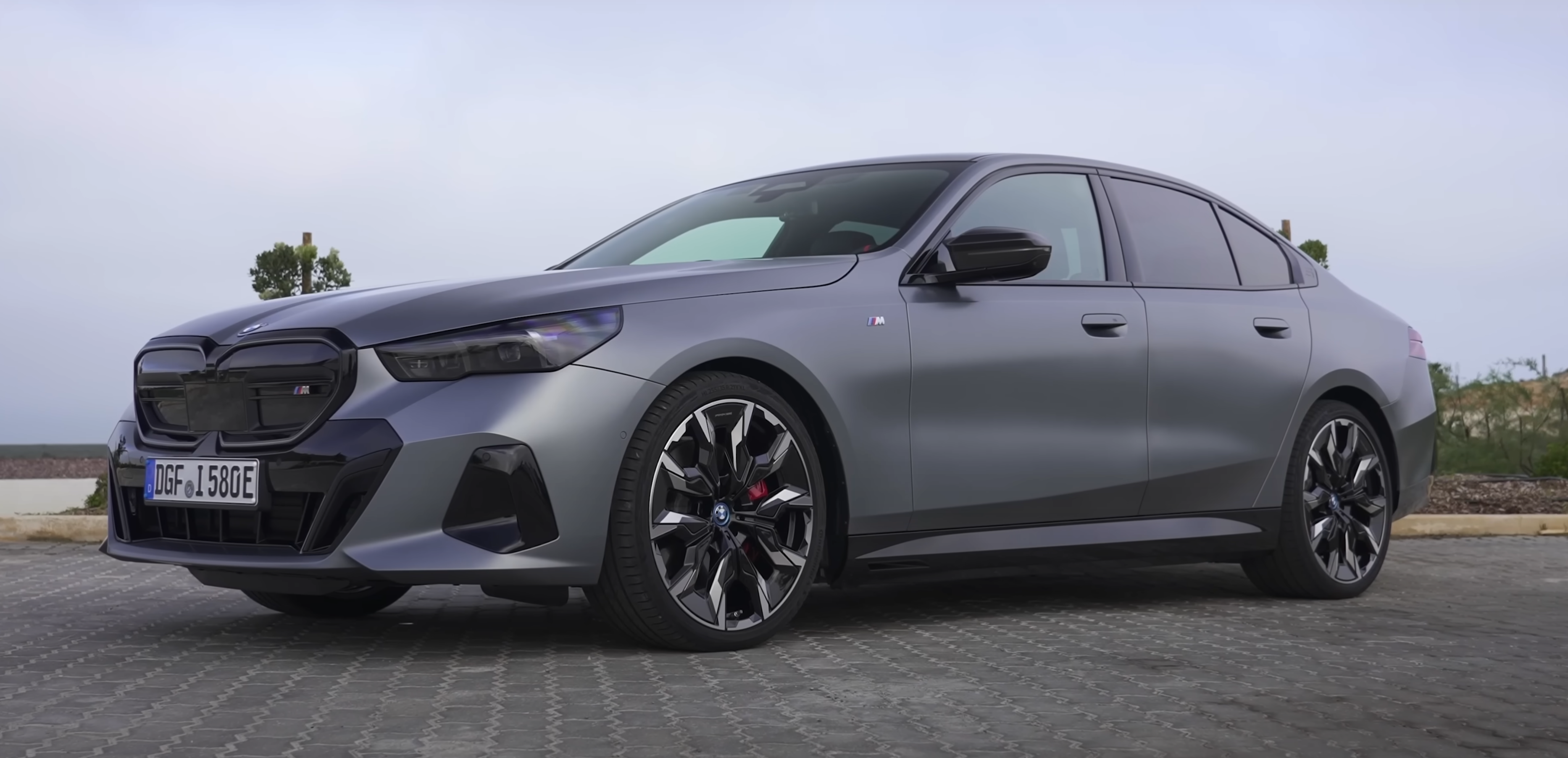 제네시스 G80 VS BMW 520i