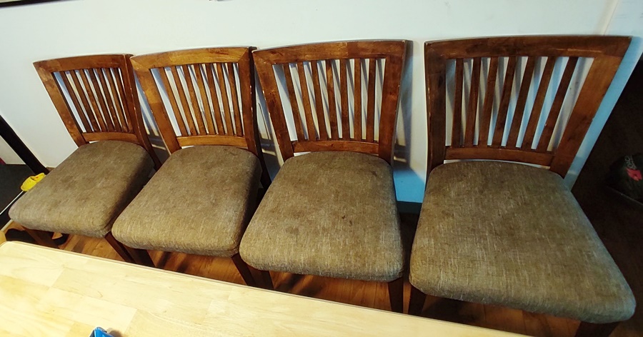 새로운 식탁과 너무 어울리지 않는 과거 식탁 크기도 커서 식탁에 2개의 의자가 들어가지 않음