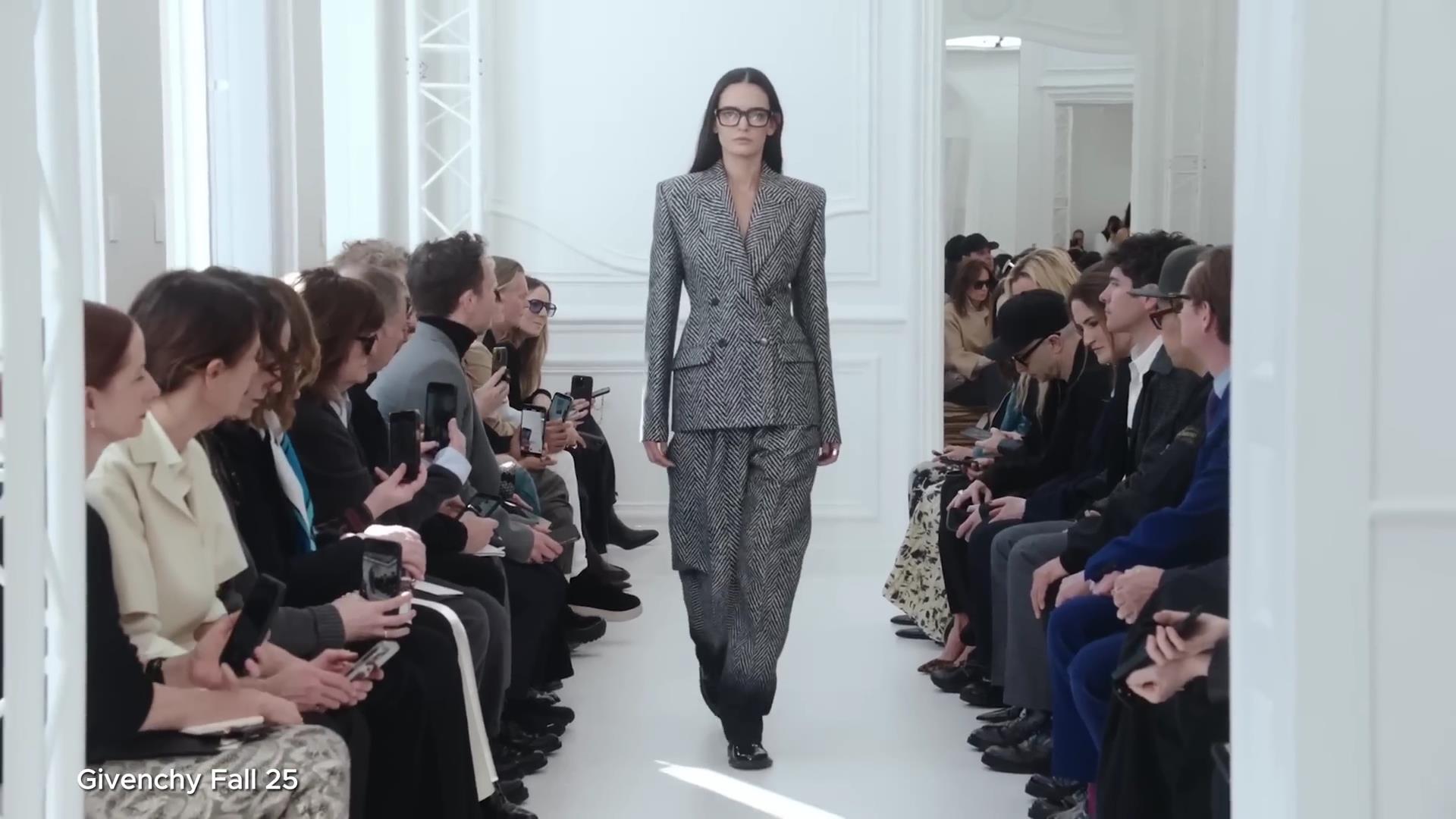 파워 슈트와 샤프 숄더의 컴백