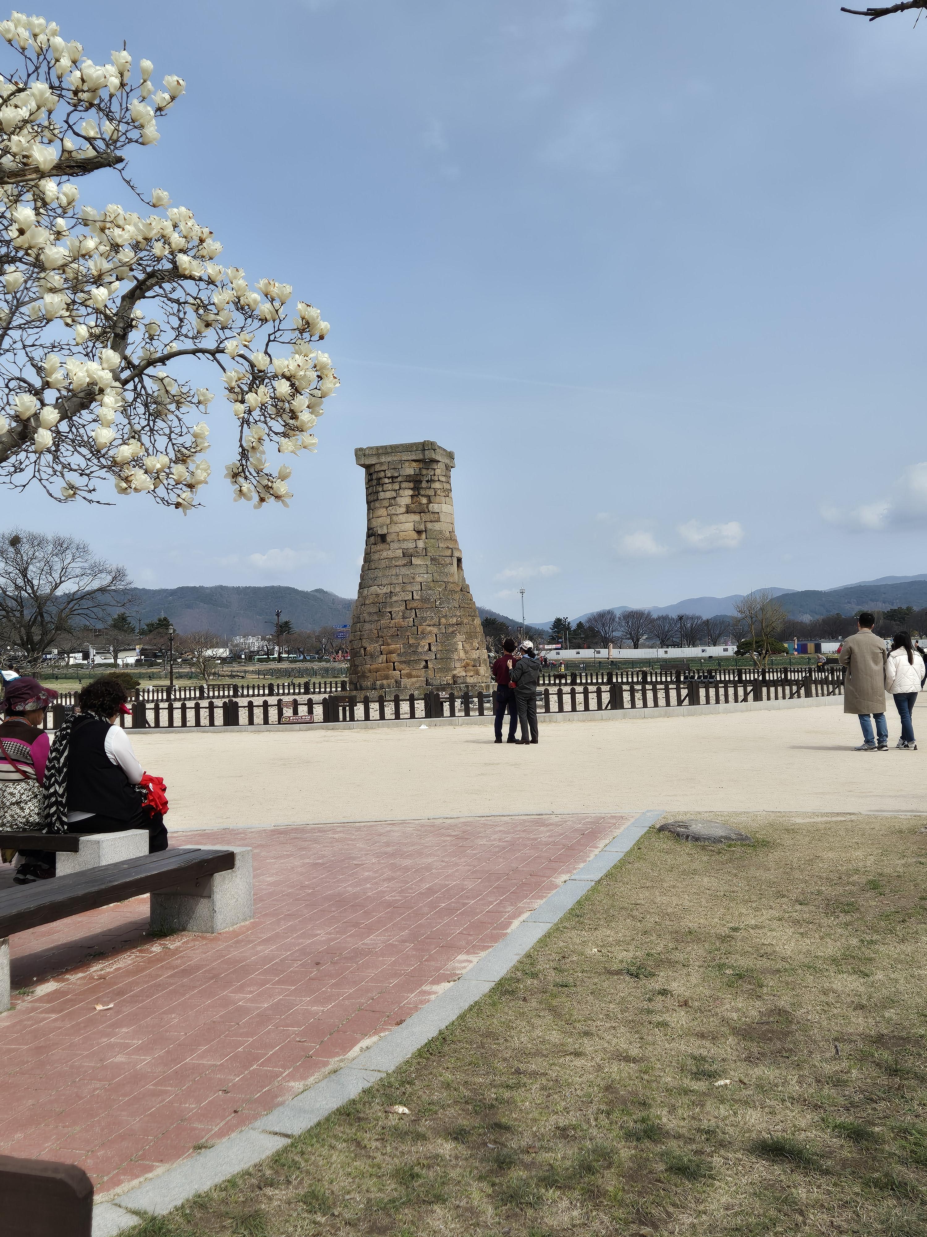경주 첨성대는 항상 멋있음.
