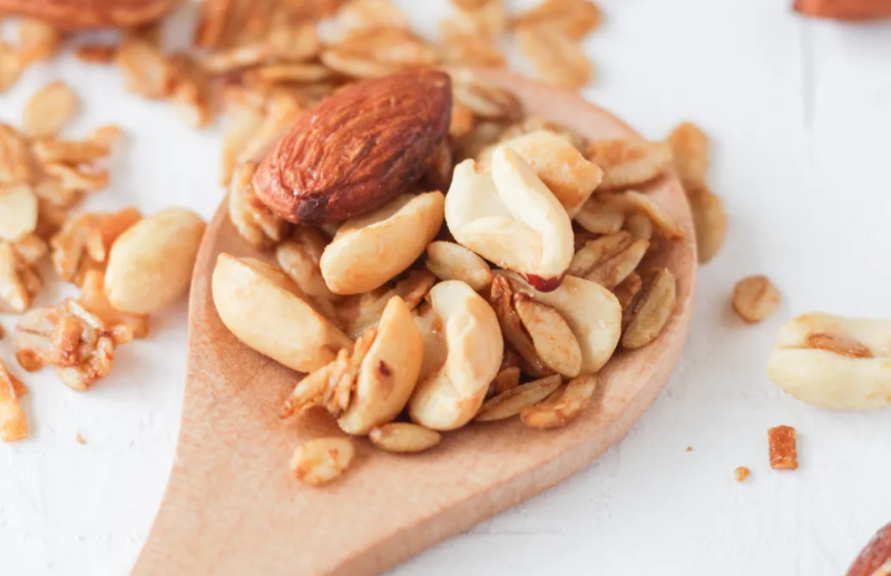 나무 스푼위에 견과류가 올려져있다.