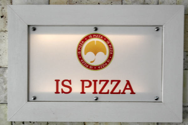 단풍잎 로고가 있는 IS PIZZA
