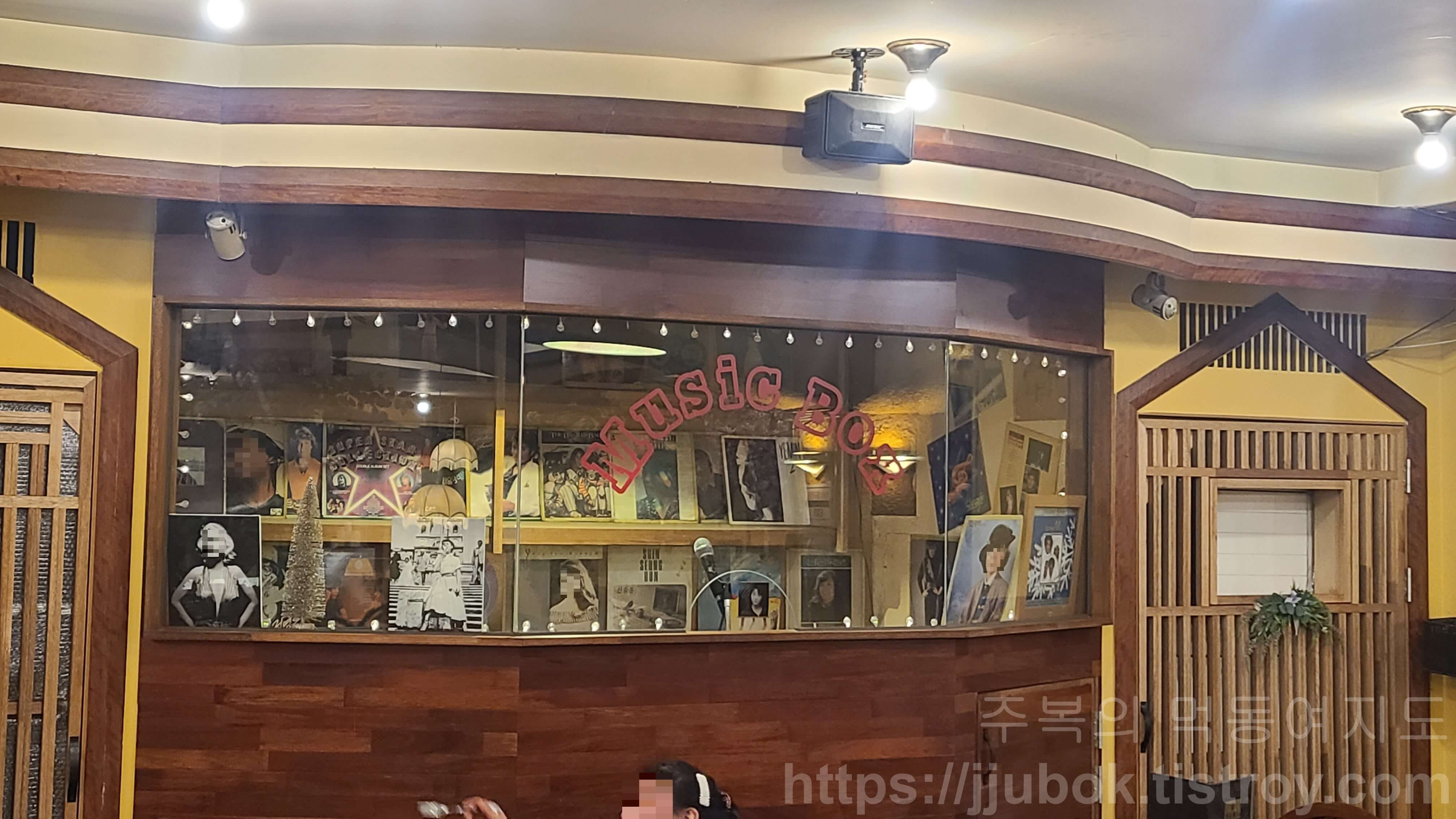 잉글랜드-왕돈까스-내부-DJ-부스