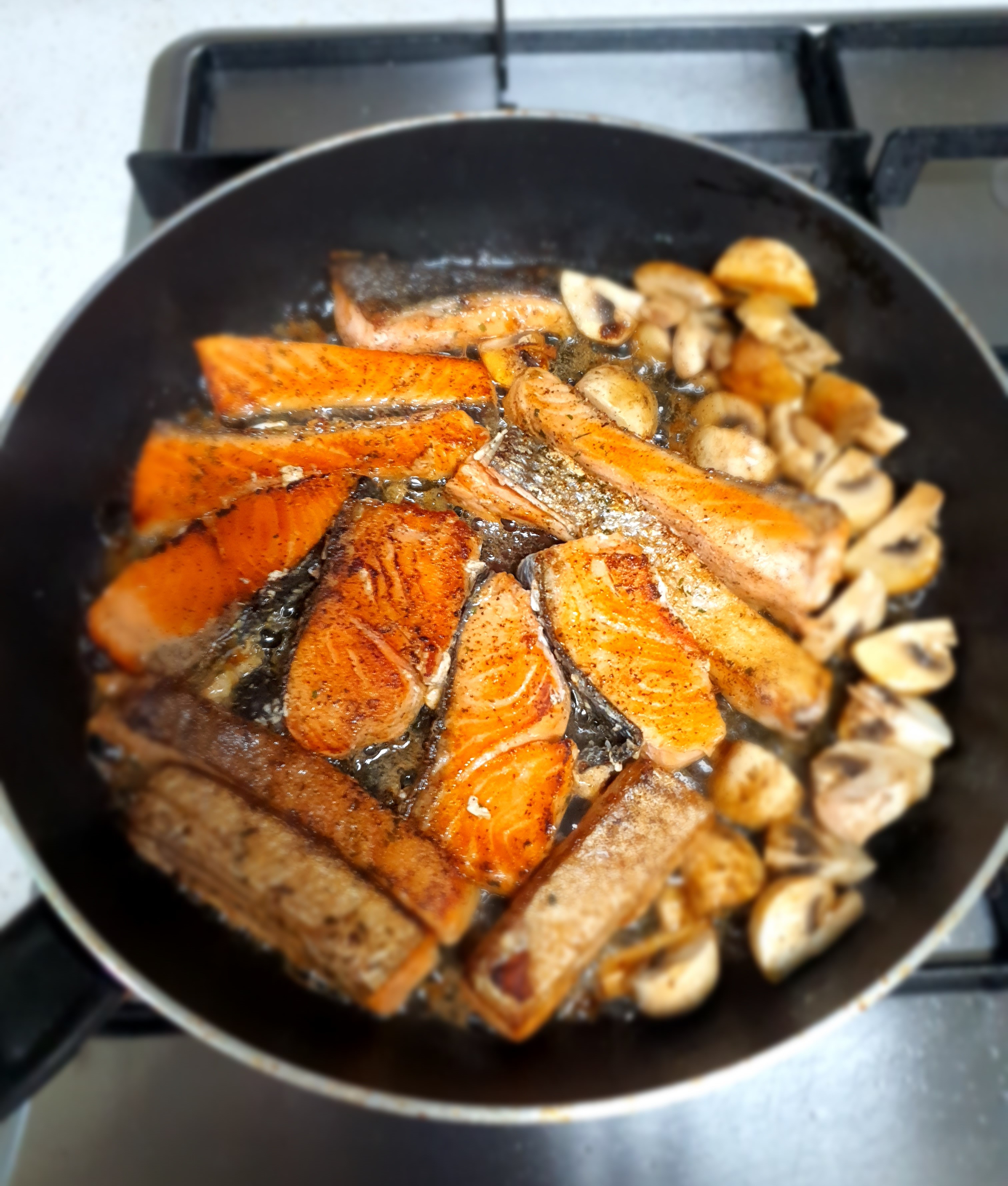 소스를-붓고-졸입니다.