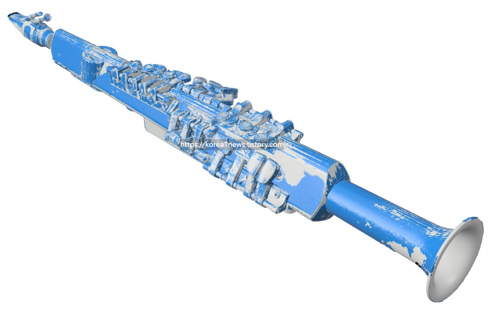 3D스캔 한 메시데이터와 완료된 역설계 데이터를 겹친 놓은 상태