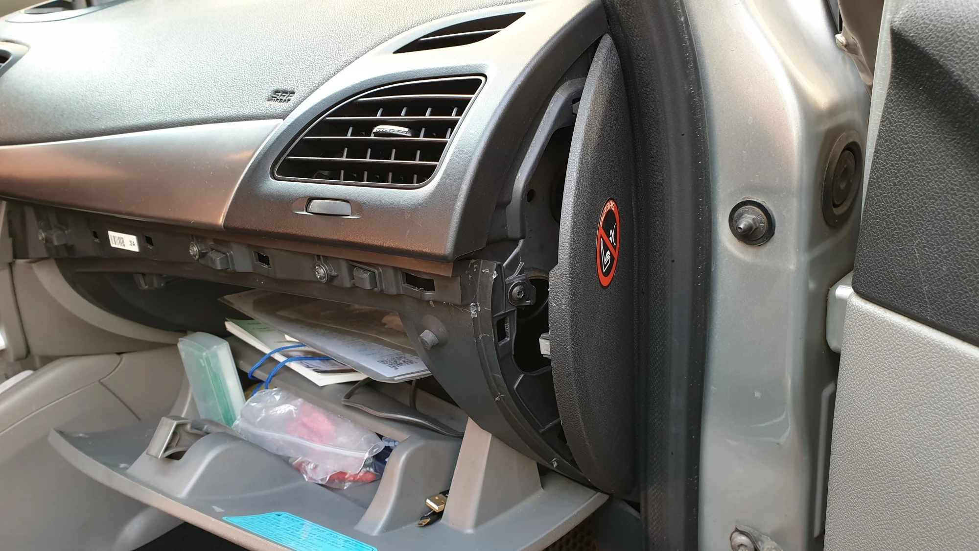 글로브박스 옆면 떼는 모습