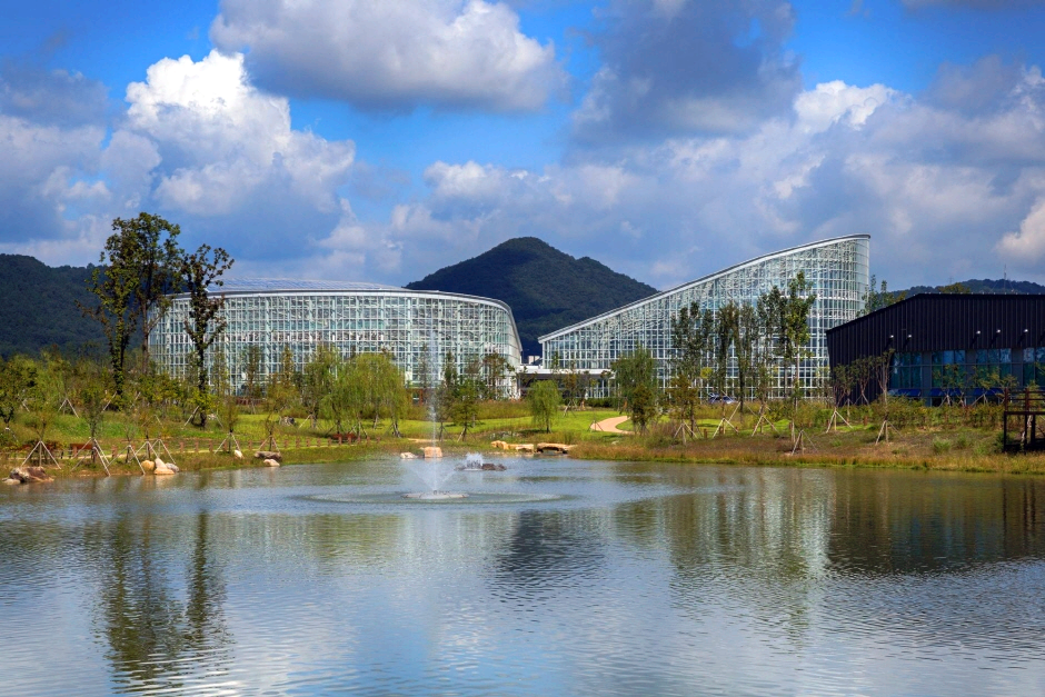 호수 뒤에 온실이 있다.