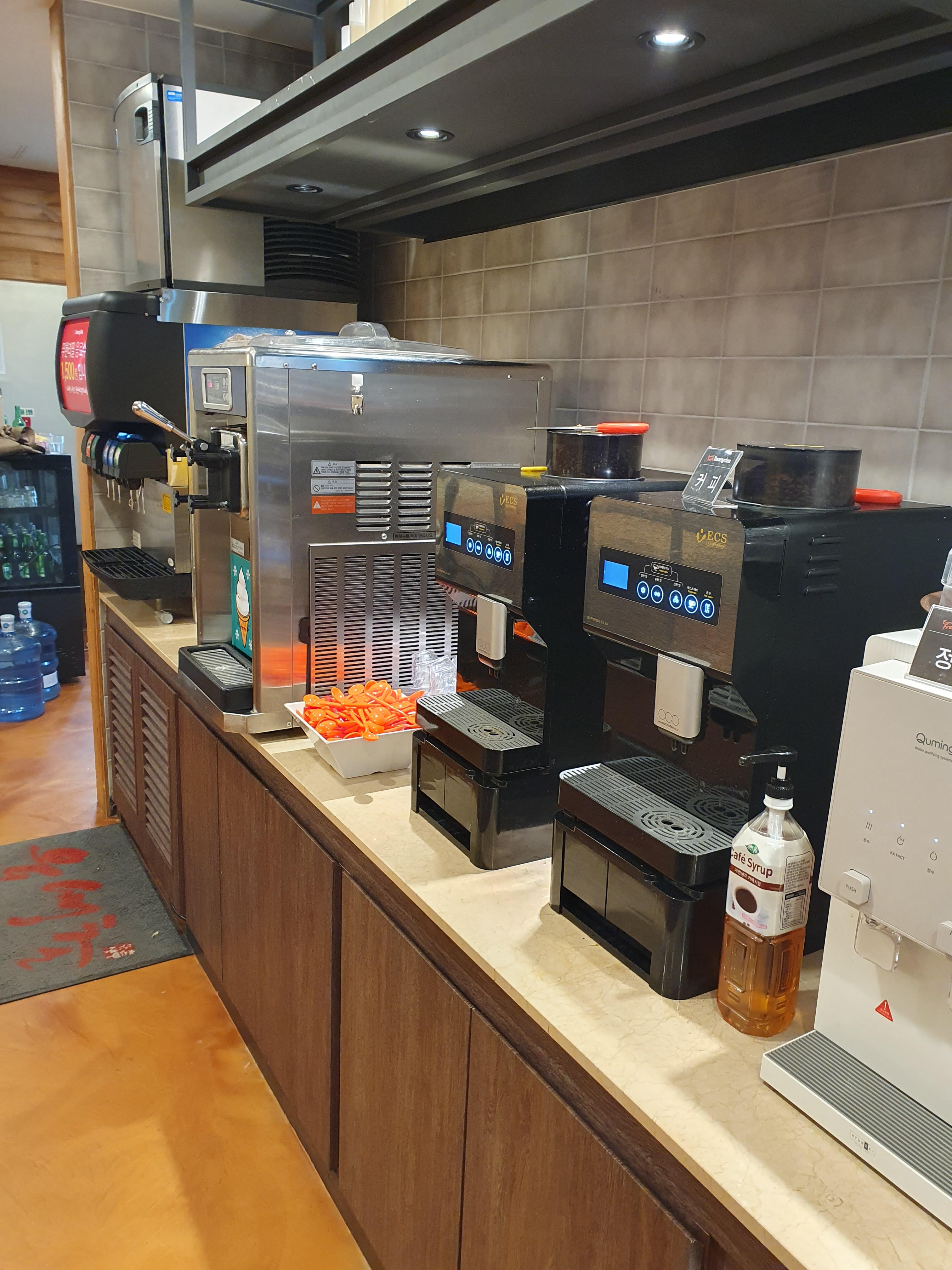 식후 커피가 생각나서 에스프레소 한잔~