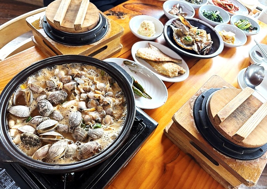 된장베이스의 바지락뚝배기가 있는 전현무계획2 대부도 맛집 어부밥상 세트 한 상