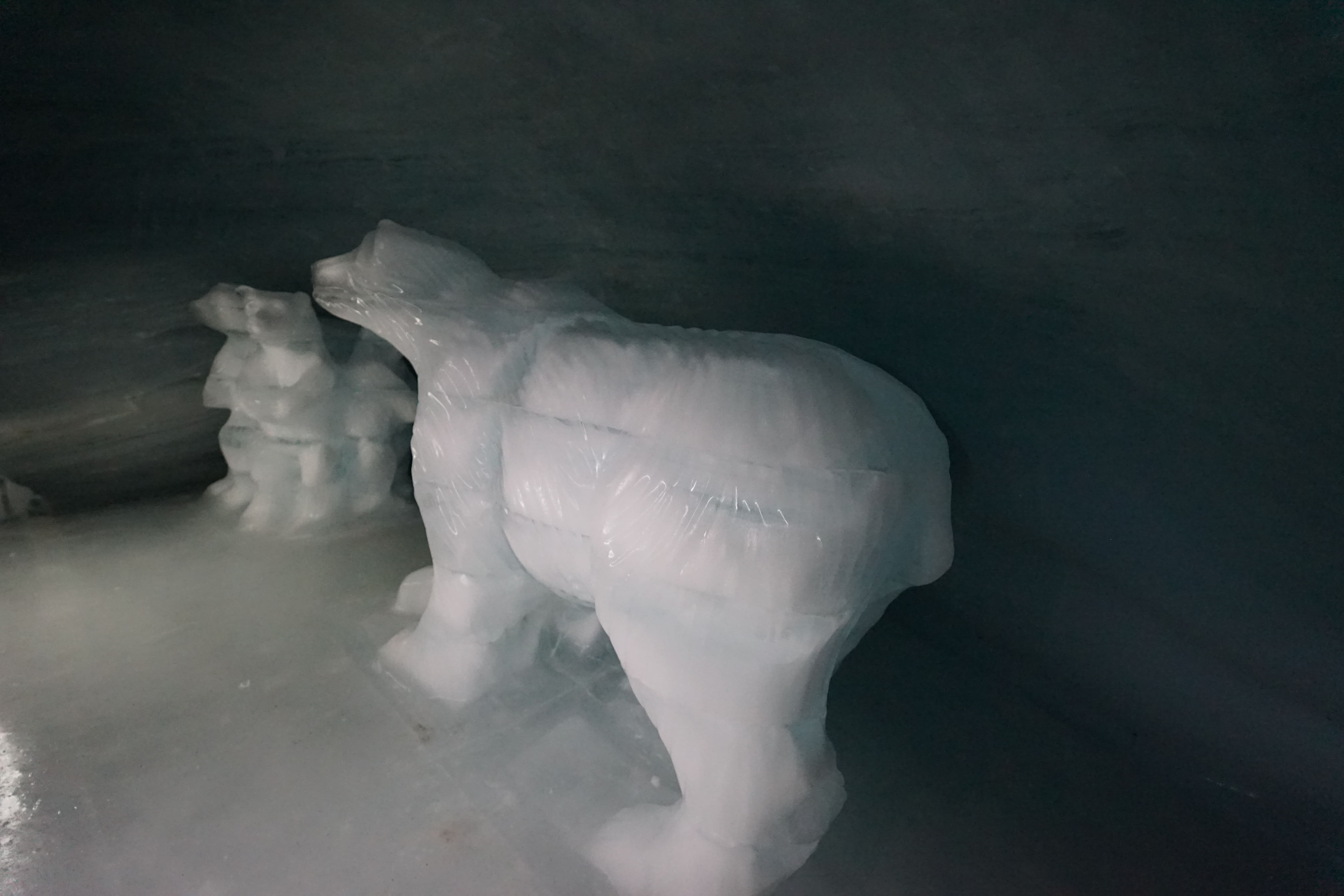 얼음 궁전 곰 조각상