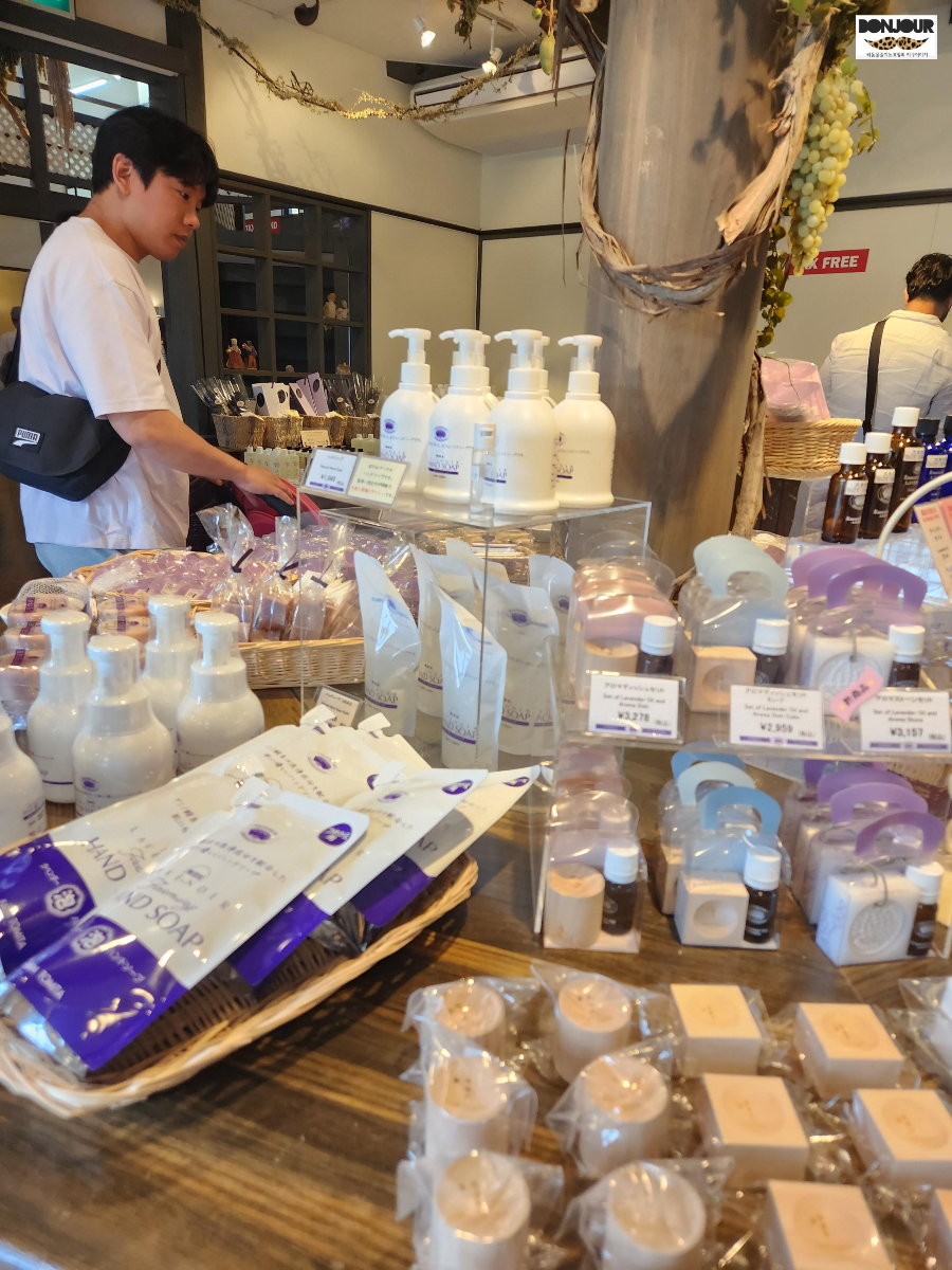라벤더 비누, 입욕제, 핸드크림 등이 진열대에 놓여있는 모습