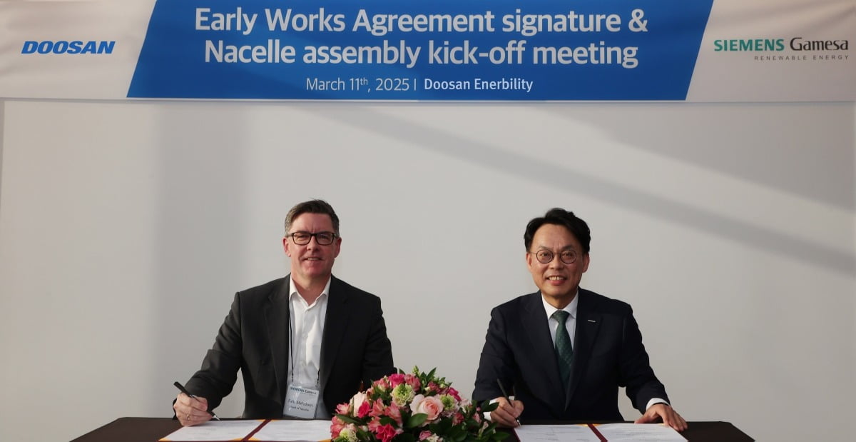 3월 11일 두산에너빌리티 창원 본사에서 열린 지멘스가메사와 사전업무착수협약(EWA) 체결식에서 지멘스가메사 나셀 생산총괄 펠크 머던 박사와 두산에너빌리티 파워서비스영업총괄 윤요한 전무가 서명하는 모습.