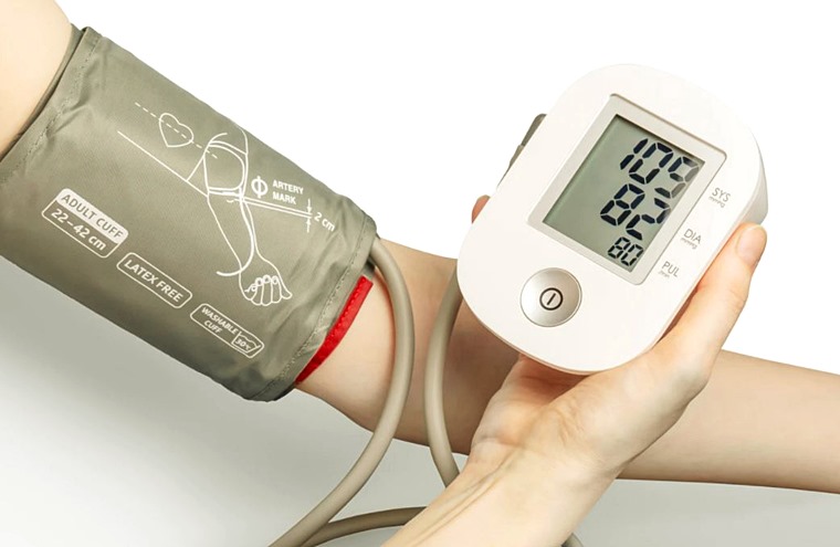 손목을-조이는-혈압기계