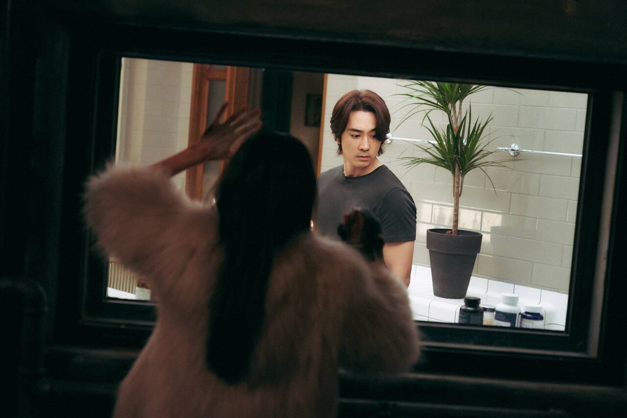 밀실에 갇힌 수연이 밖의 성진을 쳐다보며 절규하는 모습