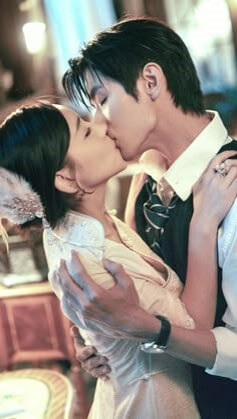 서로-어깨를-잡으며-눈을-감고-키스하는-연인