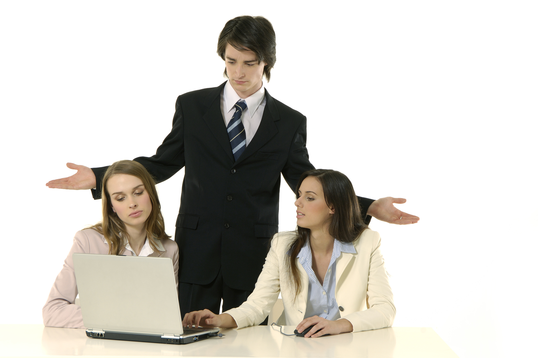 상사와 갈등하는 부하직원들 모습