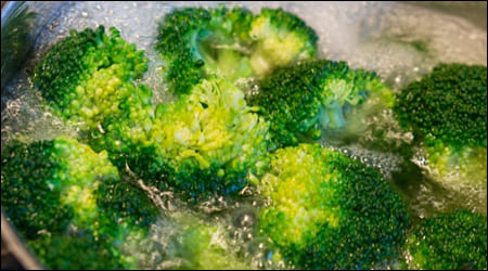 끓는 물에 데치는 브로콜리