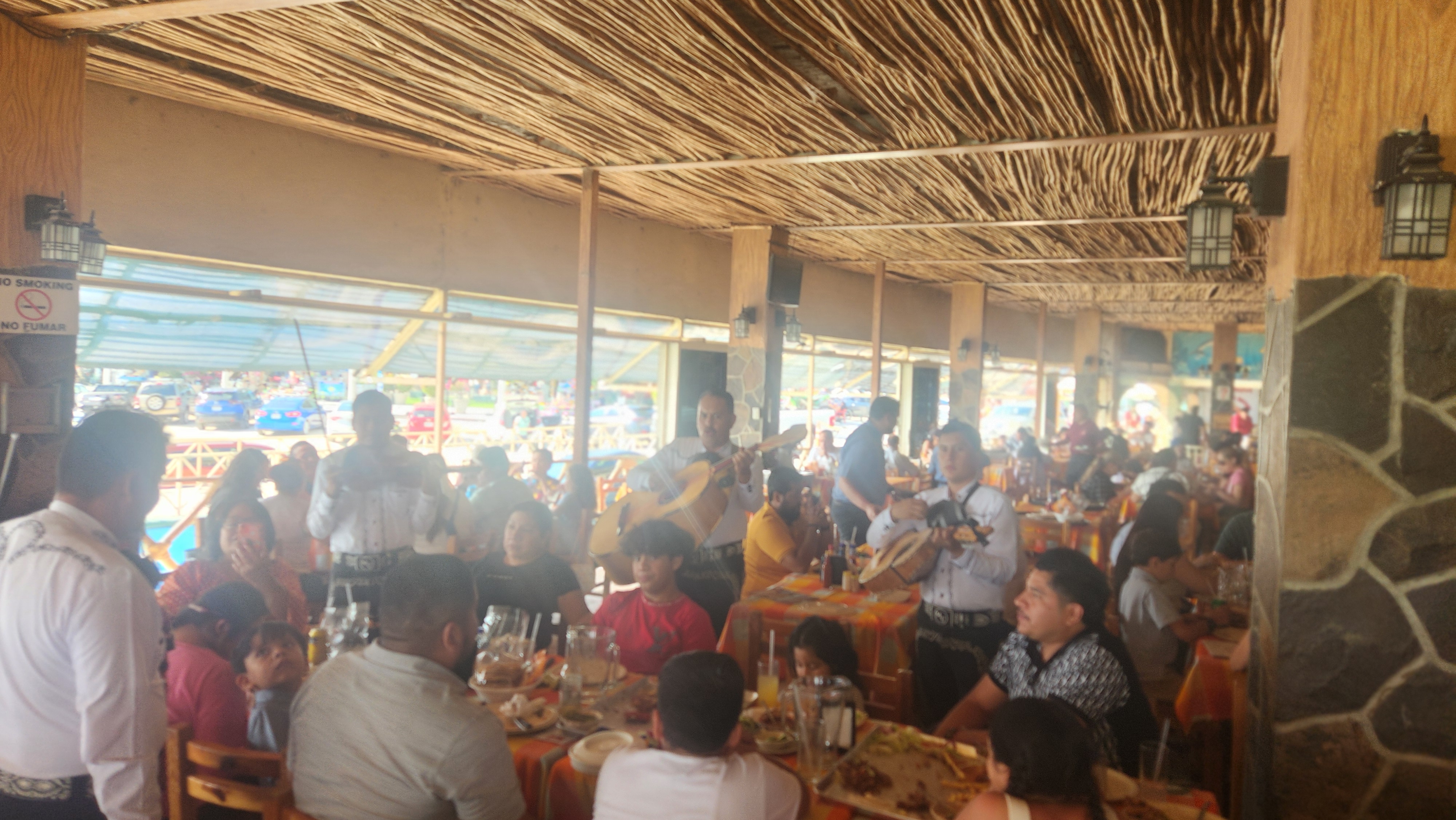 점심시간, 마리아치 밴드가 라이브 연주를 펼치고 있는 La Palapa del Guayabo 레스토랑 내부 풍경 이미지