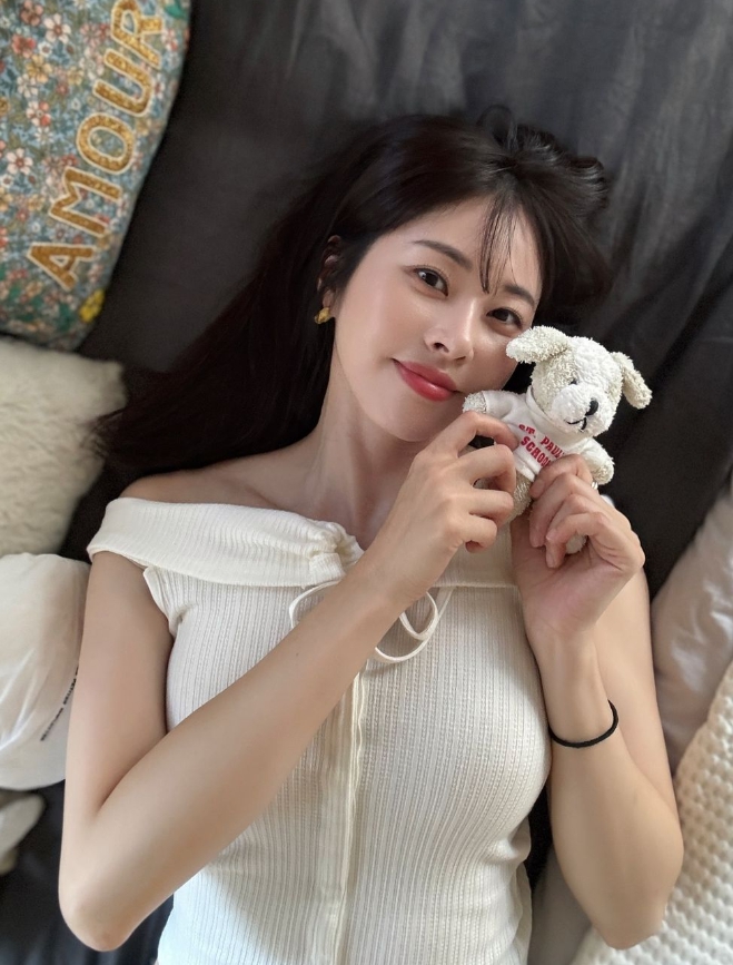 인형을들고있는-긴머리여성의모습