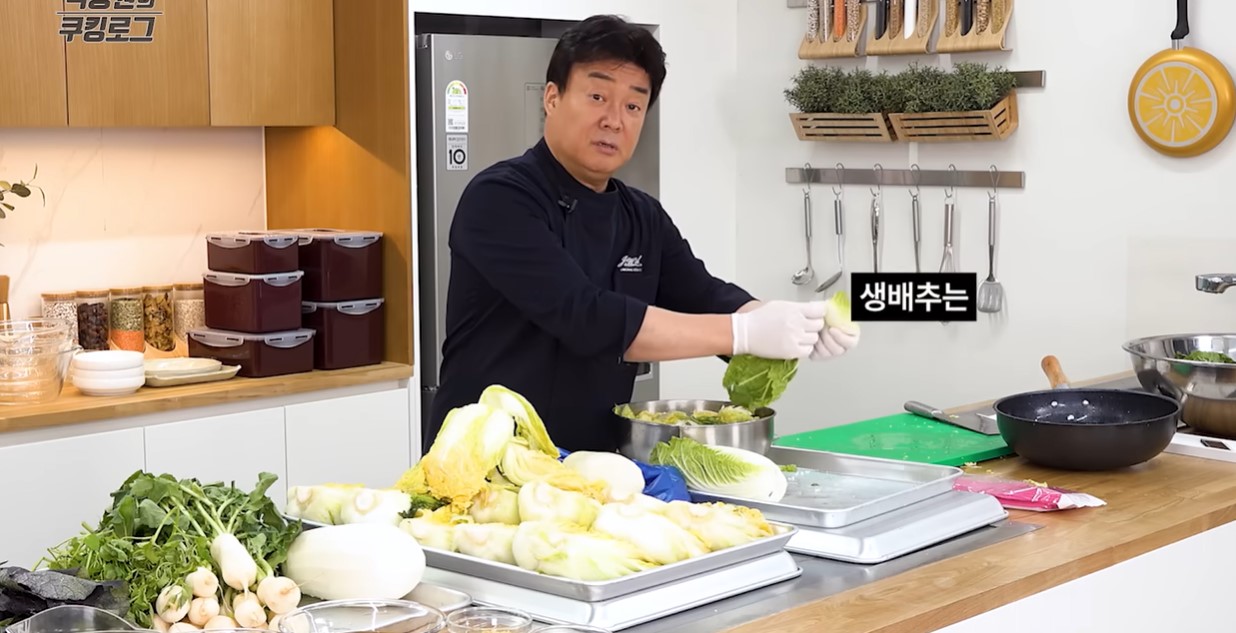 생배추는 꺽이는 것을 보여주는 모습