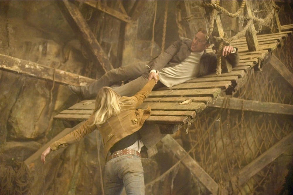 무너지는 다리에서 스릴있는 스틸컷