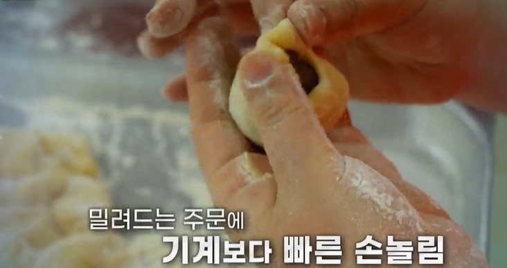 팥소를-반죽으로-감싸는-작업