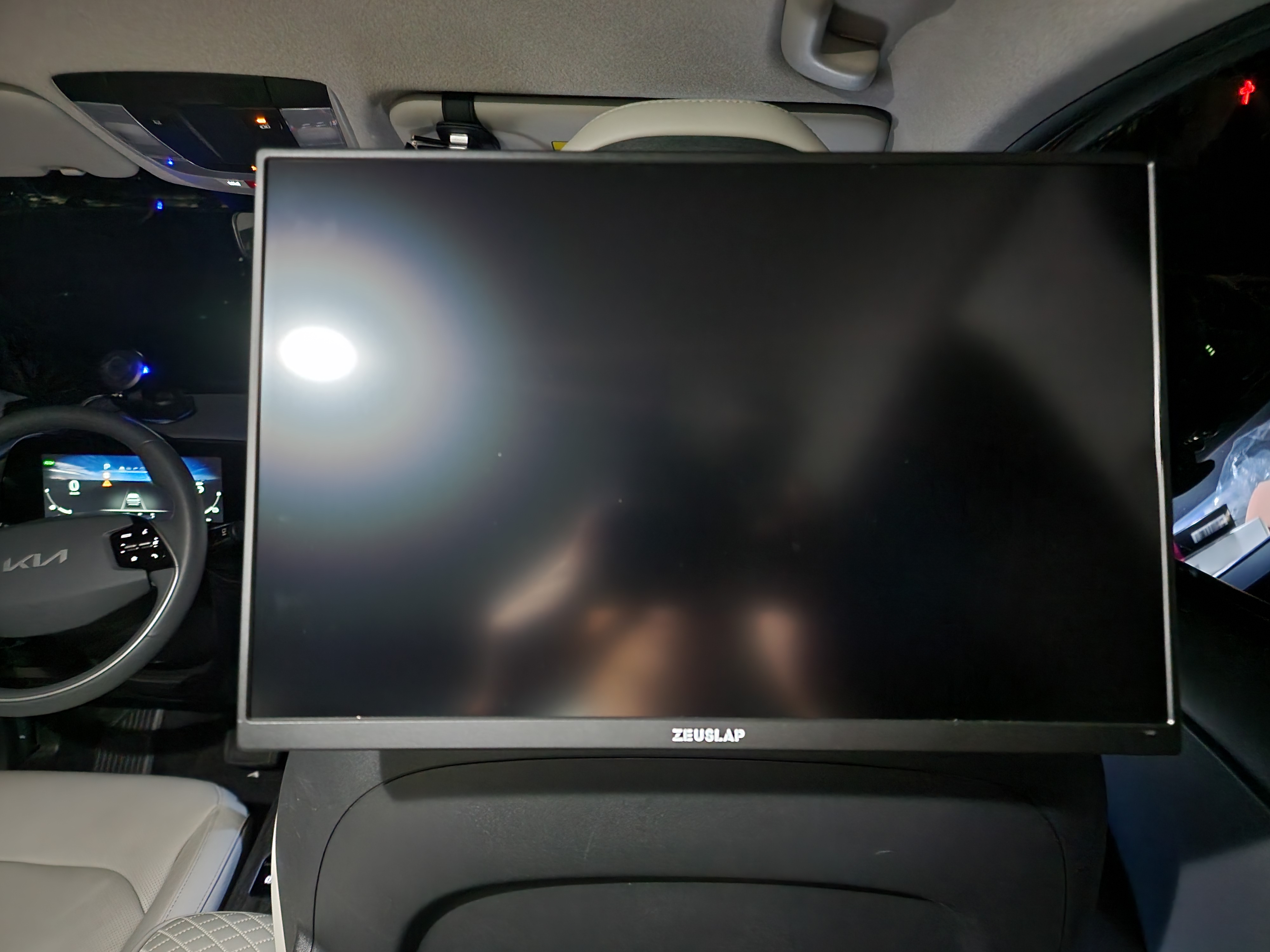 제우스랩 P16K Lite 차량에 나오미 자석거치대로 거치한 사진.