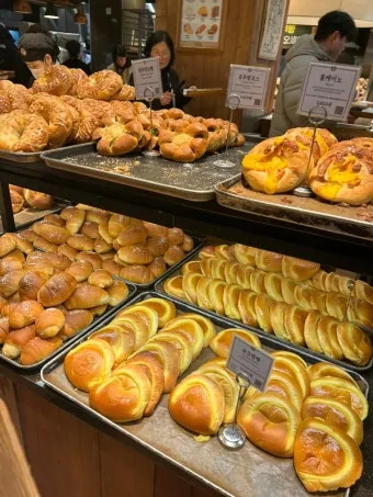 성심당 빵 추천 망고시루가 아닌 망고롤 맛은 어떨까_20