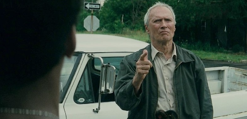 클린트 이스트우드(Clint Eastwood)가 감독과 주연을 겸임하며, 그의 평생에 걸친 마초적 마스터피스들을 스스로 우아하게 정리하고 내려놓은 성찰적 걸작 그랜 토리노(Gran Torino, 2008)의 명장면.