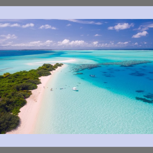 예쁜 바다로 둘러싸인 섬