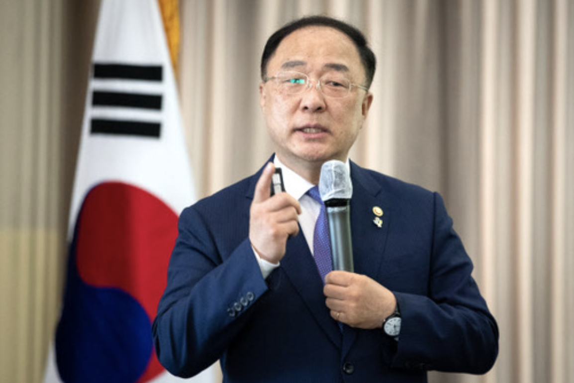 홍남기 정치 활동 논란