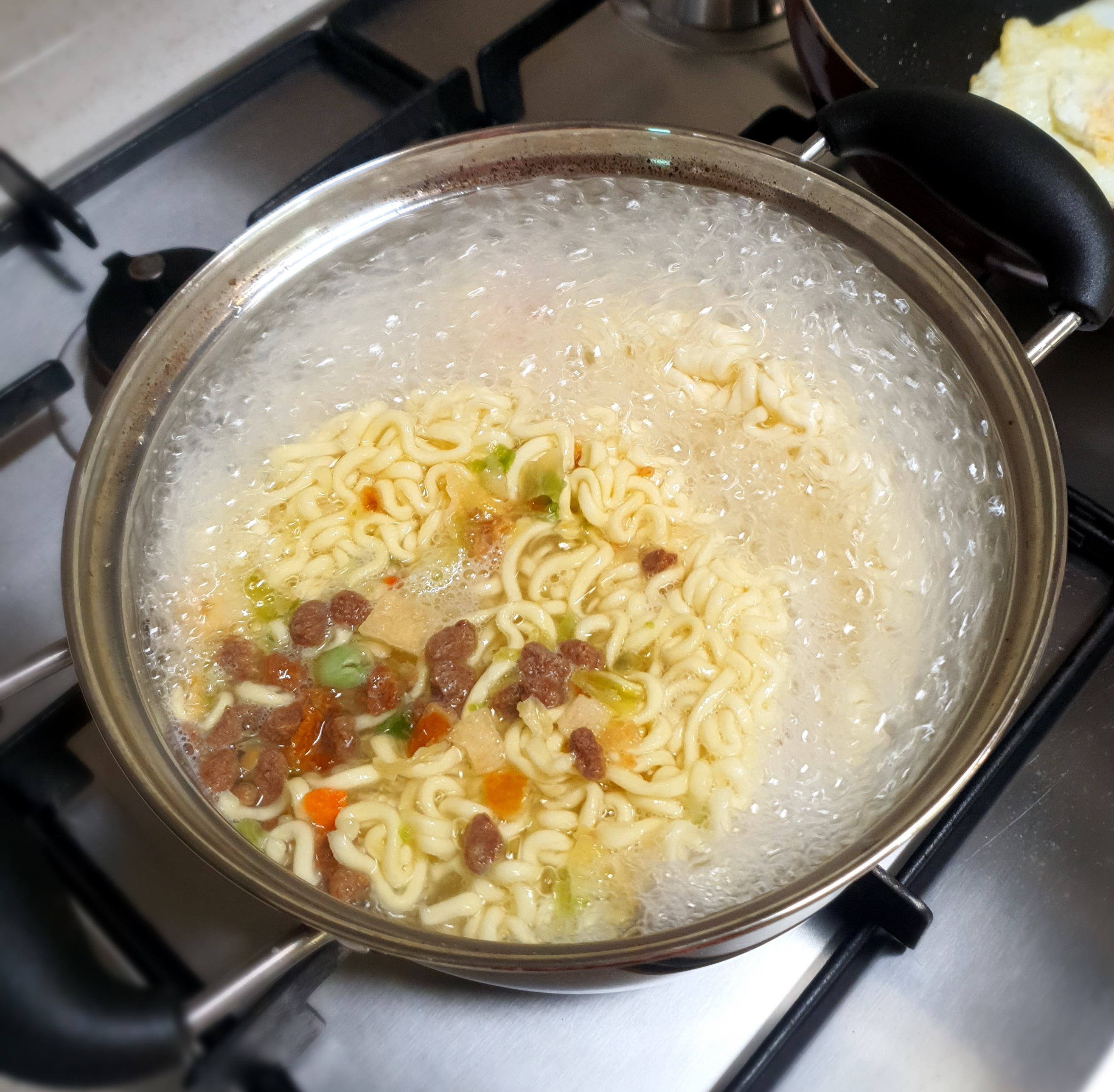 물을-적당히-따라-버려야-맛있어요.