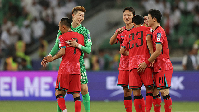 본선진출 확정후 서로를 격려하는 대표팀 사진