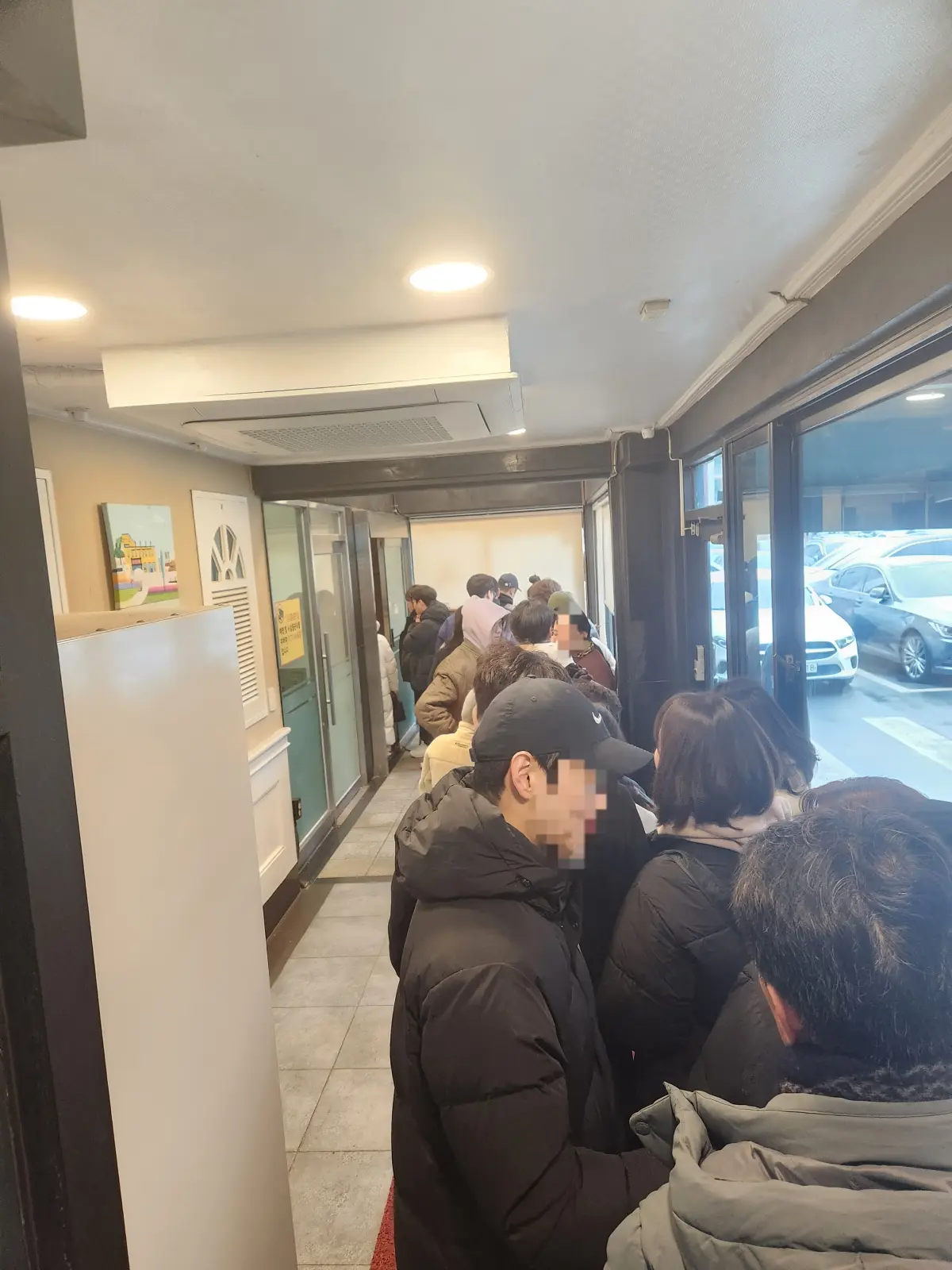 일산-대표-맛집-줄서서-먹는-일산칼국수-본점-매장-입구-내부-웨이팅-줄