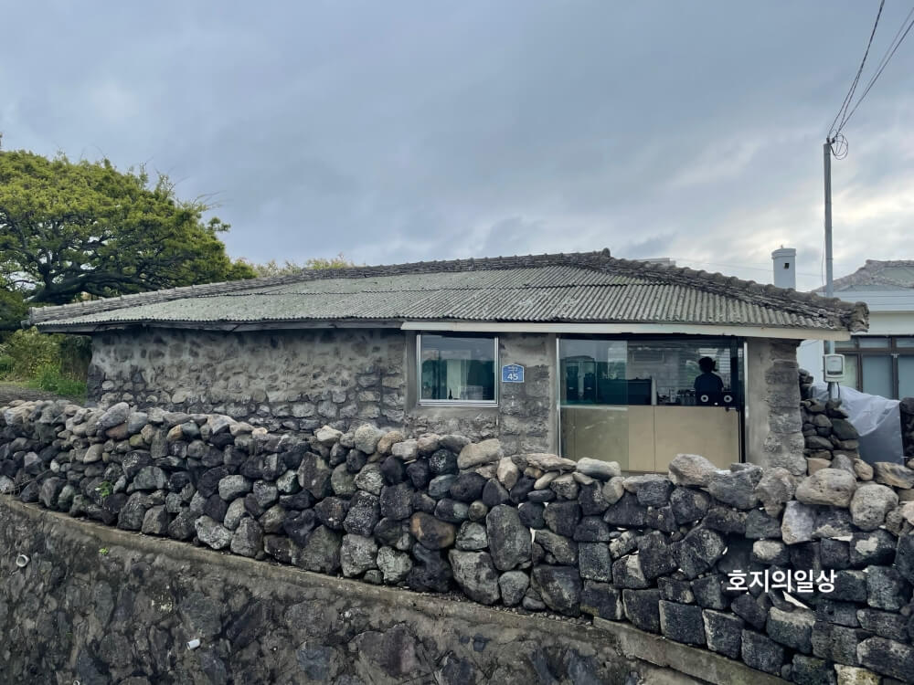 애월 카페 맛집 커피냅로스터스 제주 - 담장 넘어 건물